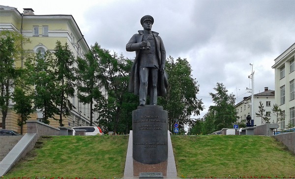 Памятник Адмиралу